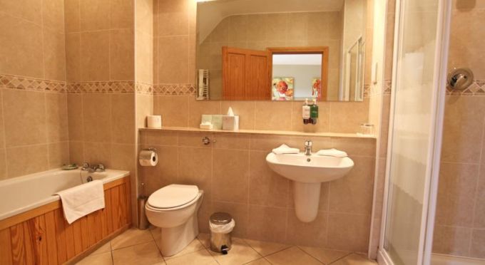 Teach de Broc Guesthouse bathroom suite